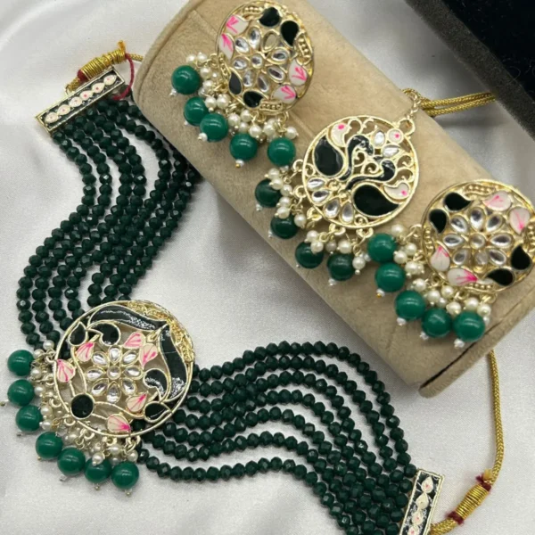 Green beaded choker necklace with circular Kundan pendant