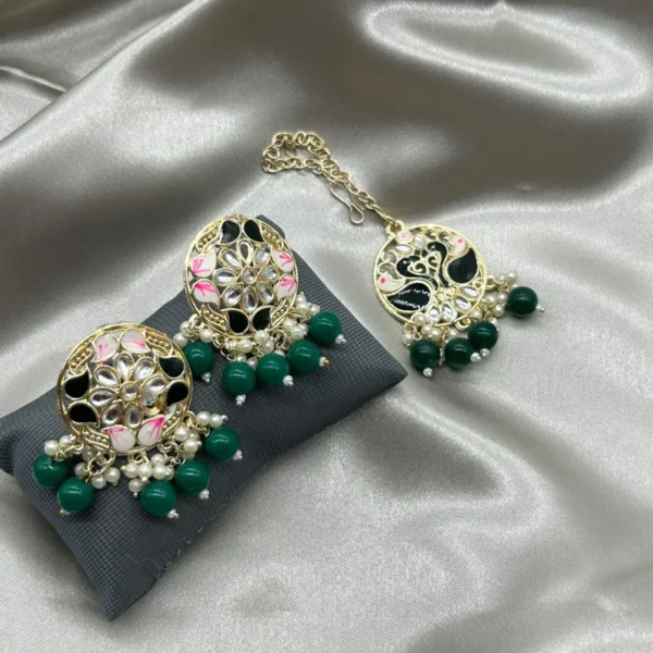 Traditional wedding Kundan jewelry set with earrings and maang tikka